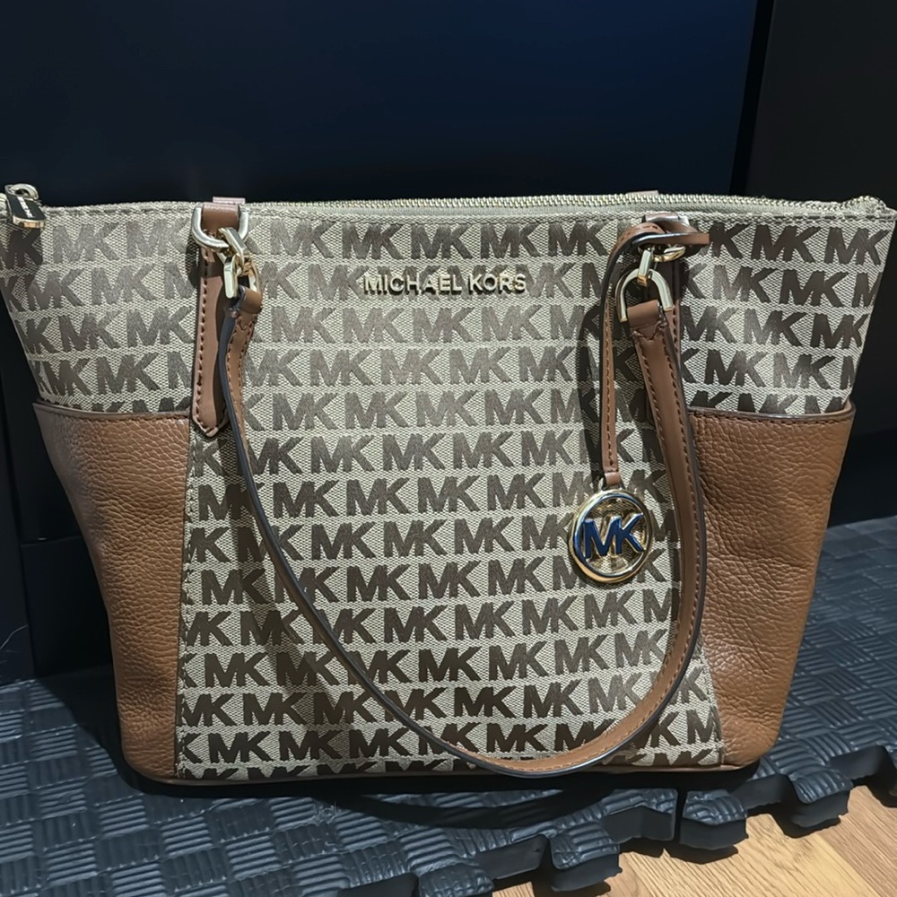 LOW START!!!!Michael Kors Bedford East/West tote bag